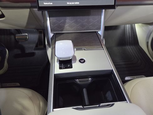 Used 2025 Land Rover Range Rover SV image 16