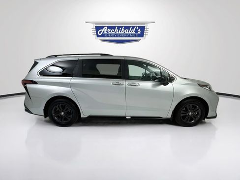 Used 2024 Toyota Sienna XSE AWD/4WD image 9