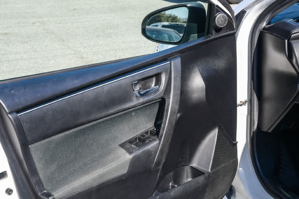 Used 2018 Toyota Corolla LE FWD image 26