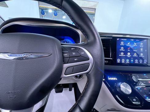 Used 2018 Chrysler Pacifica Touring-L Plus FWD image 21