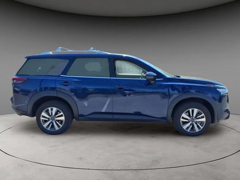 Certified 2025 Nissan Pathfinder SL w/ Cargo Package AWD/4WD image 11