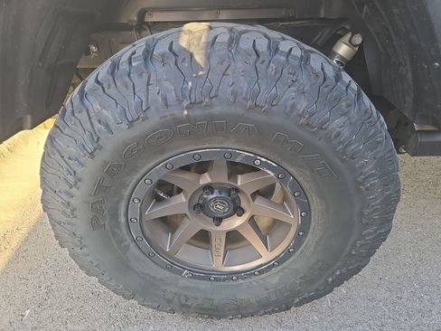 Used 2023 Jeep Gladiator Rubicon w/ Cold Weather Group AWD/4WD image 5