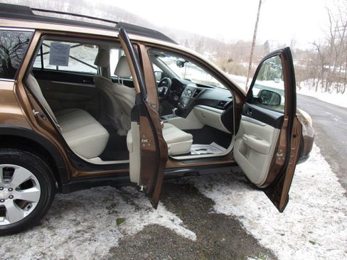 Used 2011 Subaru Outback 2.5i Premium image 11