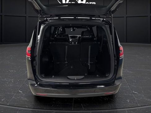 Used 2025 Chrysler Pacifica Limited image 15
