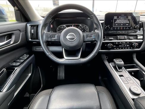 Used 2025 Nissan Pathfinder SL image 6