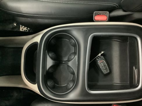 Used 2024 Chrysler Pacifica Touring-L image 22