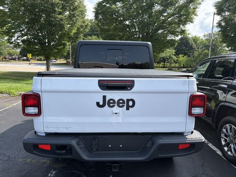 Used 2023 Jeep Gladiator Sport AWD/4WD image 6