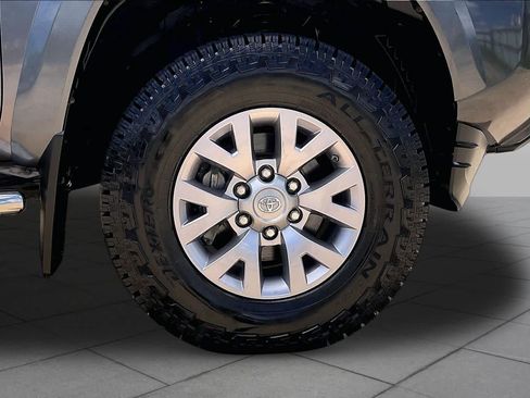 Used 2017 Toyota Tacoma SR5 w/ Tow Package RWD image 10