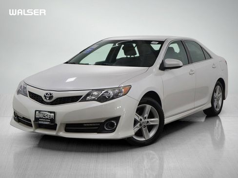 Used 2014 Toyota Camry SE image 1