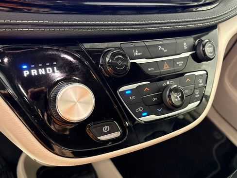 Used 2023 Chrysler Pacifica Touring-L FWD image 37