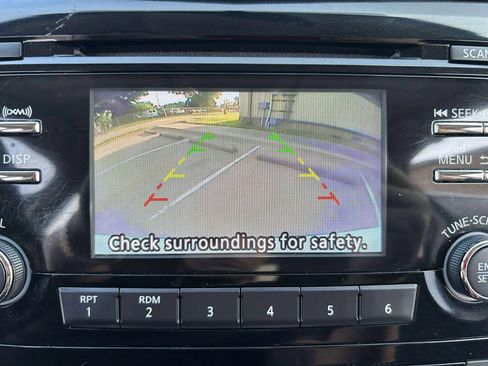 Used 2017 Nissan Rogue SV image 16