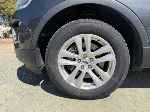 Used 2018 Ford Explorer XLT w/ Equipment Group 202A AWD/4WD image 9