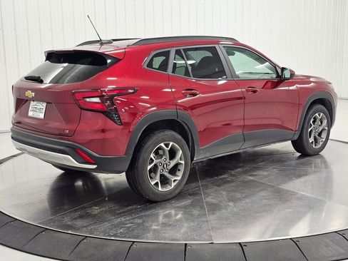 Used 2025 Chevrolet Trax LT FWD image 5