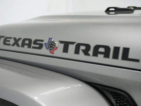 Used 2021 Jeep Gladiator Sport image 8