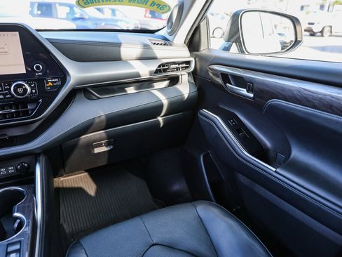 Used 2023 Toyota Highlander Limited image 7