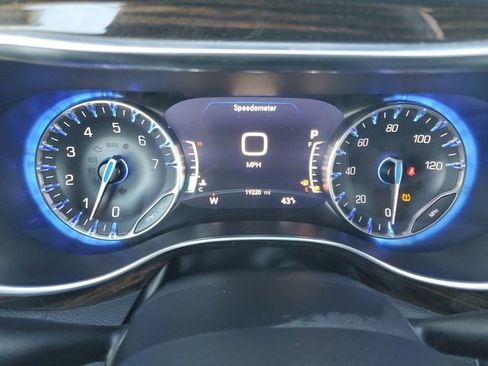 Used 2024 Chrysler Pacifica Limited w/ Uconnect Theater Family Group image 14