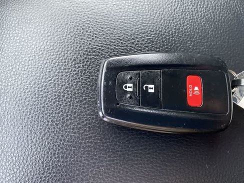 Used 2025 Toyota RAV4 XLE AWD/4WD image 34