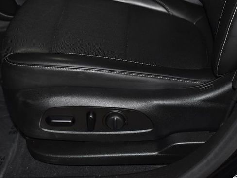 Used 2023 GMC Acadia SLT image 13