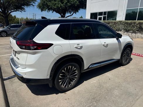 Used 2024 Nissan Rogue Platinum w/ Platinum Premium Package FWD image 3
