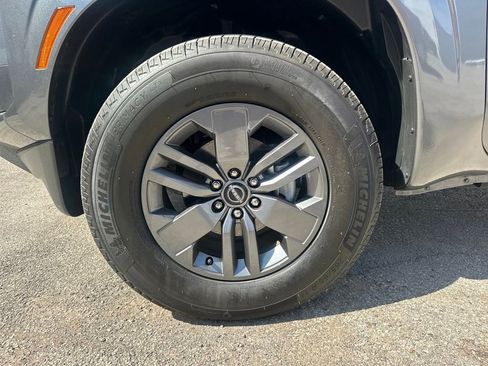 Used 2025 Nissan Frontier SV image 11