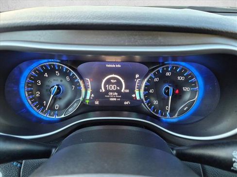 Used 2021 Chrysler Pacifica Touring-L w/ Uconnect Theater Family Group FWD image 11
