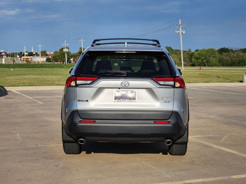 Used 2023 Toyota RAV4 XLE Premium image 8