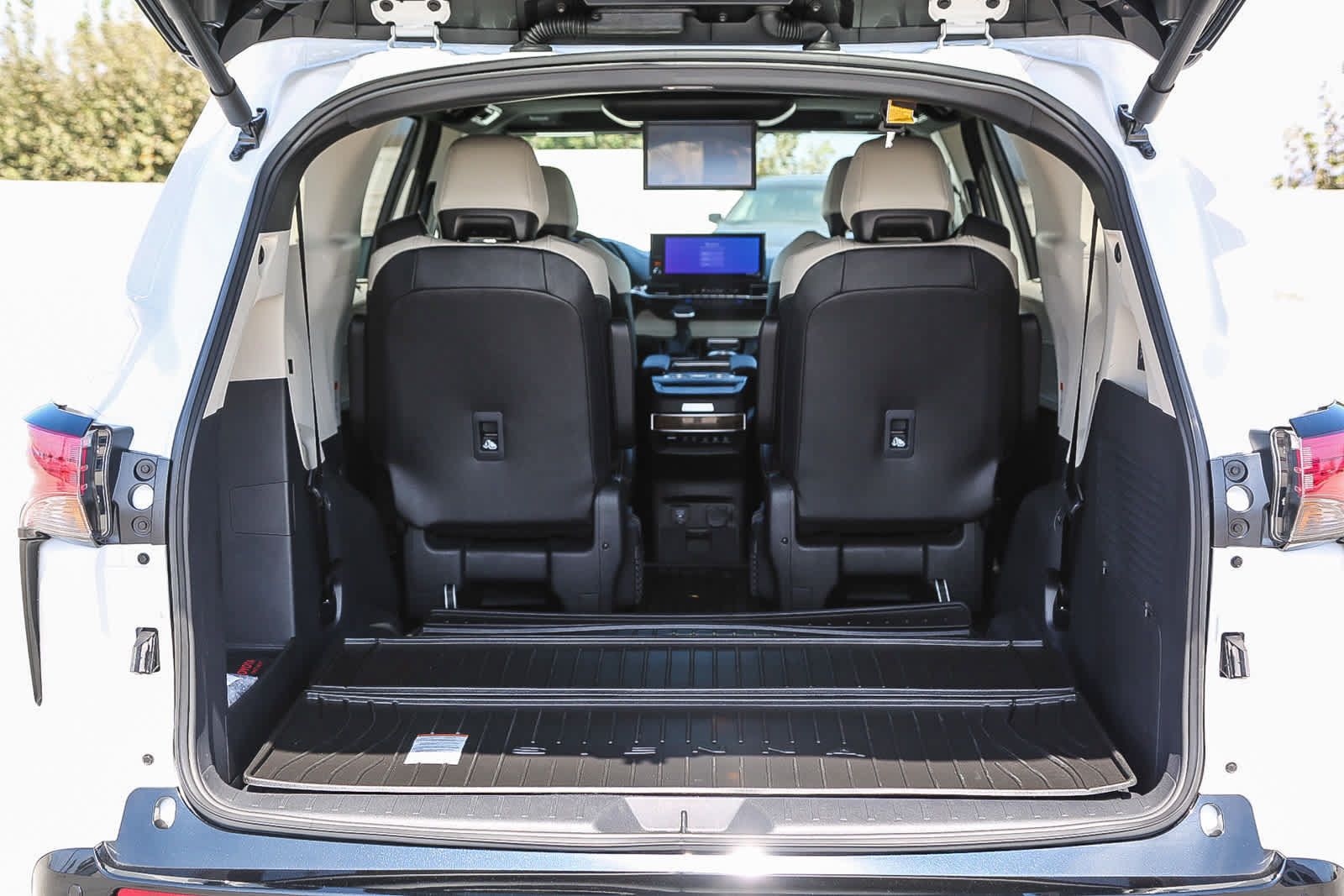 Used 2026 Toyota Sienna Platinum AWD/4WD image 27