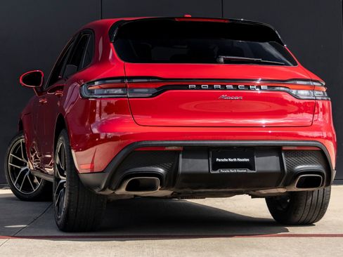 Certified 2024 Porsche Macan image 3