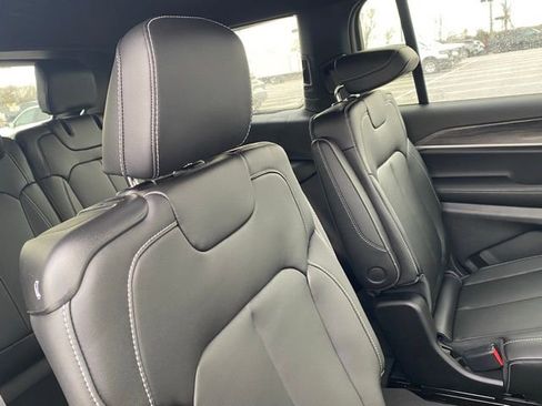 New 2025 Jeep Grand Cherokee L Limited w/ Black Appearance Package AWD/4WD image 32