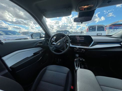 Used 2025 Chevrolet Trax LT FWD image 34