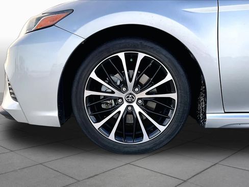 Used 2020 Toyota Camry SE FWD image 11