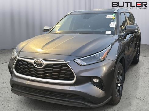 Certified 2024 Toyota Highlander XLE FWD image 3