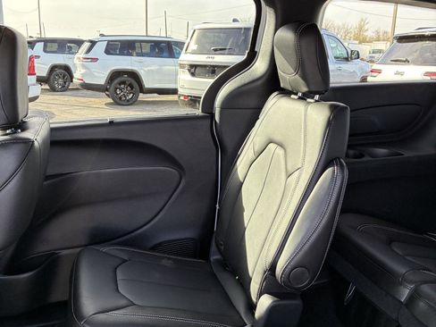 New 2026 Chrysler Pacifica Select image 8