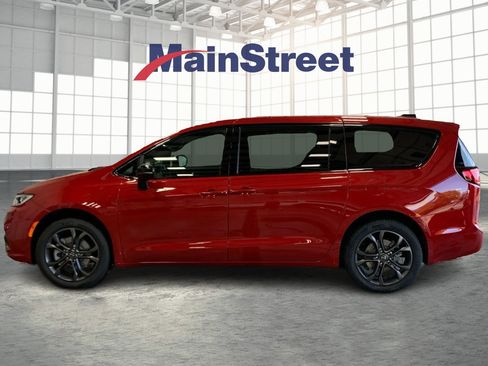 New 2026 Chrysler Pacifica Select image 2