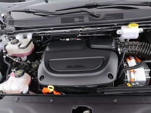 Used 2024 Chrysler Pacifica Premium FWD image 15