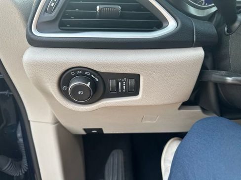 Used 2023 Chrysler Pacifica Touring-L FWD image 15