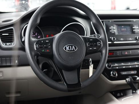 Used 2017 Kia Sedona LX image 9