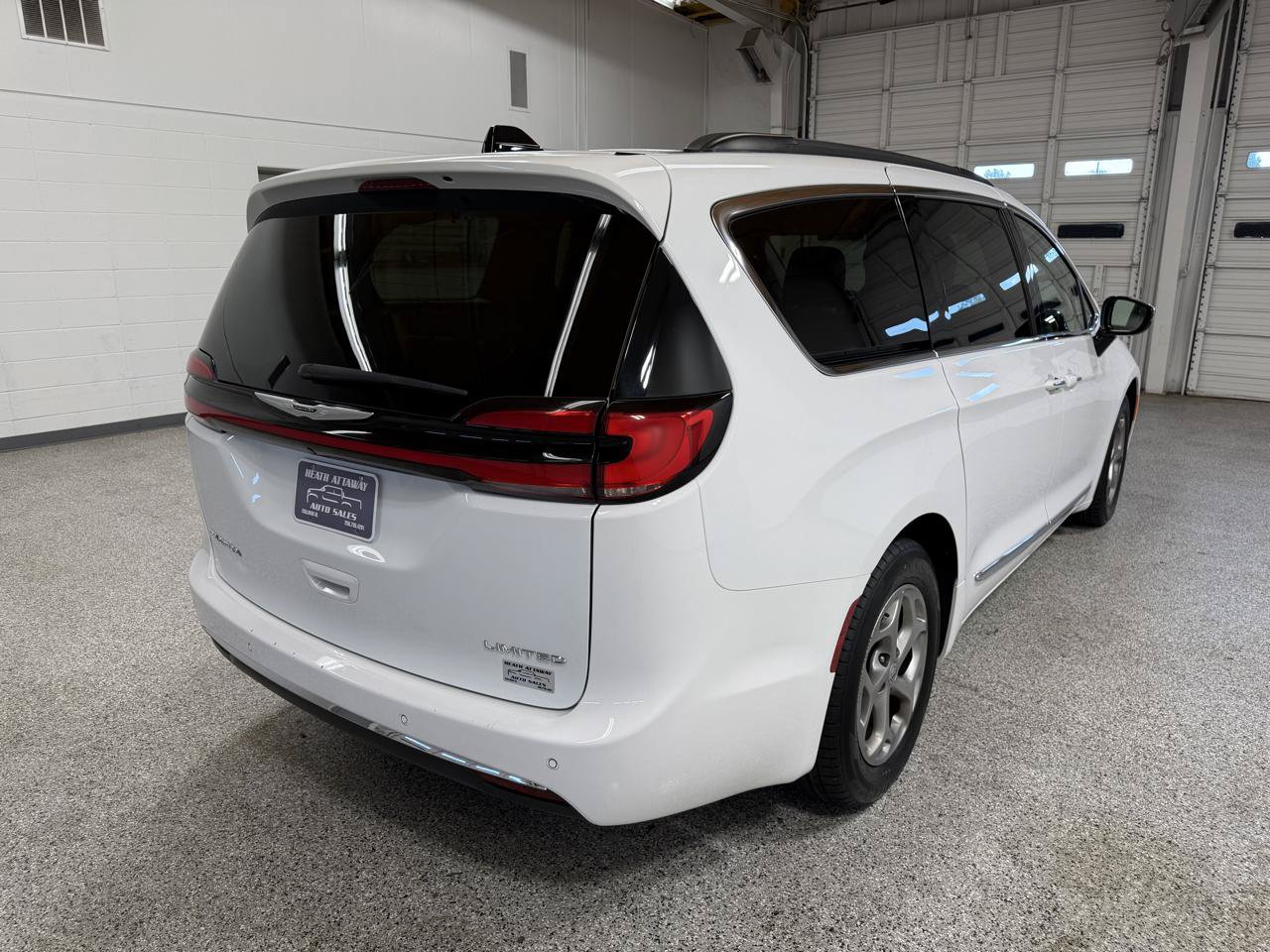 Used 2023 Chrysler Pacifica Limited FWD image 5