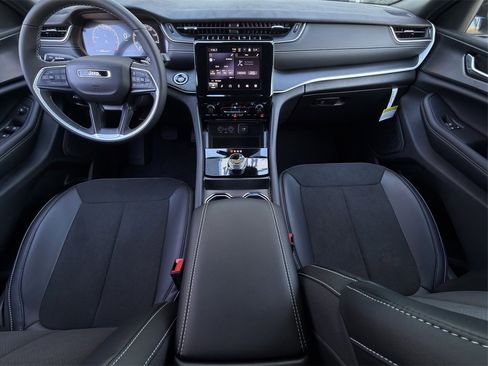 New 2025 Jeep Grand Cherokee Altitude image 10