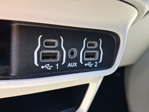 Used 2024 Chrysler Pacifica Touring-L FWD image 24