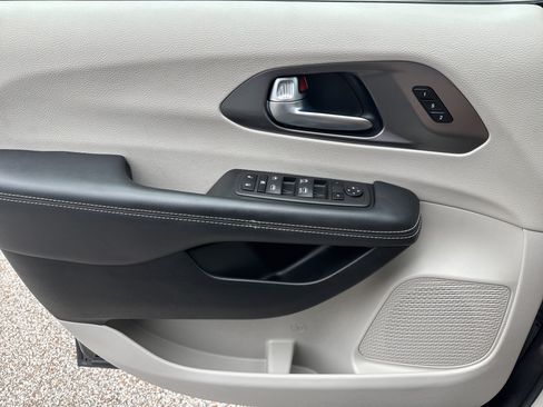 Used 2023 Chrysler Pacifica Touring-L FWD image 14