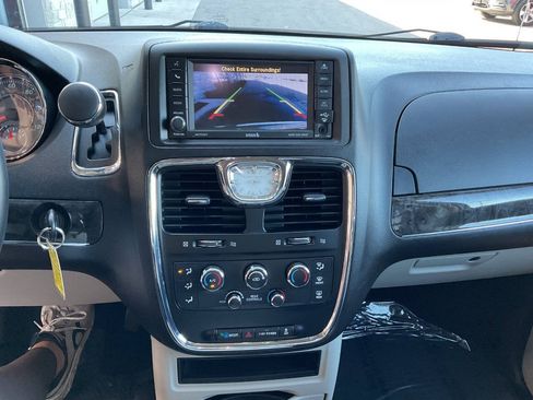 Used 2015 Chrysler Town & Country LX FWD image 20