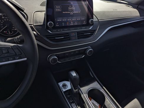 Used 2024 Nissan Altima 2.5 SV FWD image 10