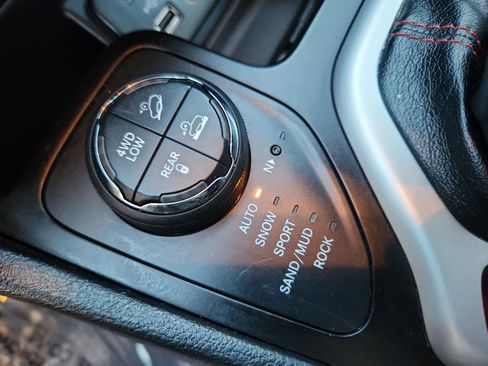 Used 2016 Jeep Cherokee Trailhawk w/ Cold Weather Group image 32