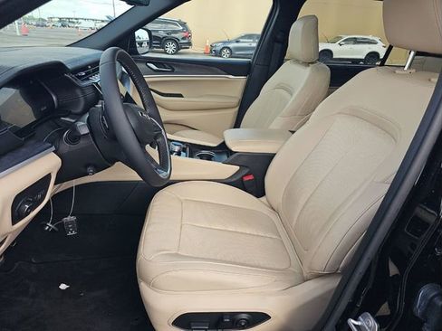 Used 2025 Jeep Grand Cherokee L Limited w/ Luxury Tech Group II AWD/4WD image 3