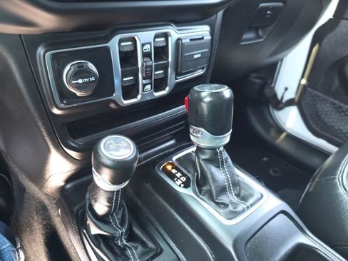 Used 2022 Jeep Wrangler Unlimited Sahara w/ Cold Weather Group AWD/4WD image 28
