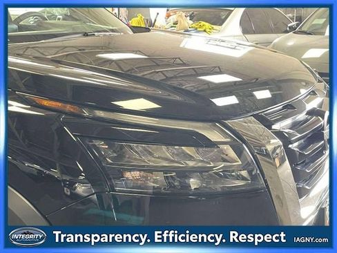 Used 2025 Nissan Pathfinder SL AWD/4WD image 10