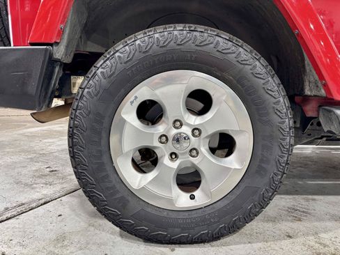 Used 2013 Jeep Wrangler Unlimited Sahara AWD/4WD image 16
