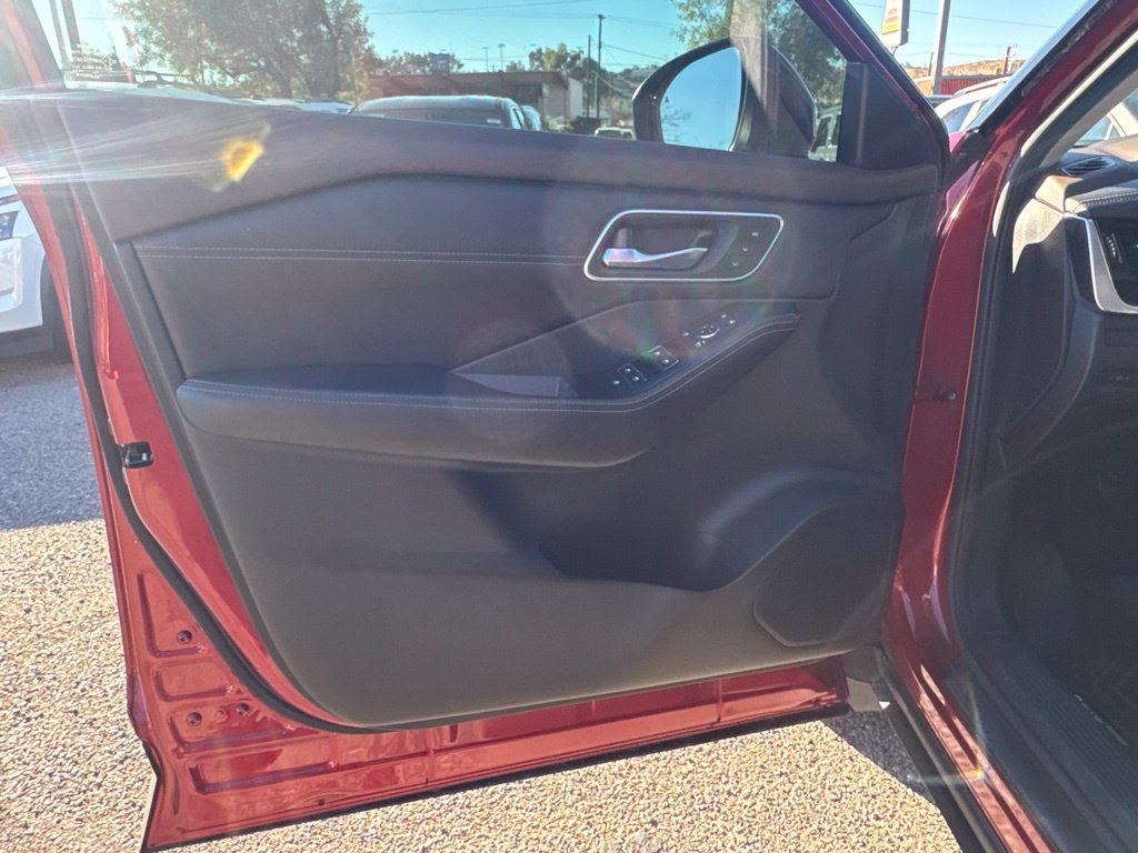 Used 2022 Nissan Rogue Platinum w/ Head-Up Display Package FWD image 9