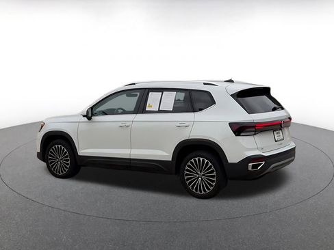 Used 2025 Volkswagen Taos SE FWD image 10